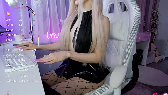 Snapshot of my--Polina chatting on 10/17/25, 10:01 my--Polina online show from 10/17/25, 10:01