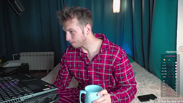 Snapshot of VIktorSecret chatting on 11/20/25, 04:23 VIktorSecret online show from 11/20/25, 04:23