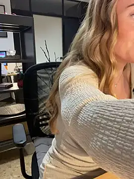 Snapshot of EmaSalis chatting on 01/07/25, 03:33 EmaSalis online show from 01/07/25, 03:33