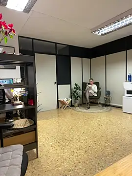 Snapshot of EmaSalis chatting on 01/08/25, 01:20 EmaSalis online show from 01/08/25, 01:20