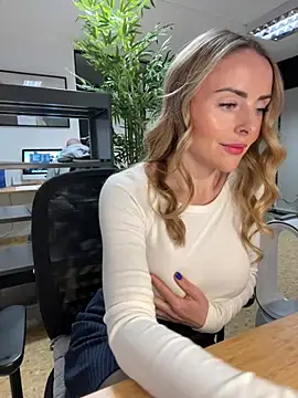 Snapshot of EmaSalis chatting on 01/13/25, 10:14 EmaSalis online show from 01/13/25, 10:14