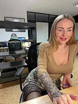 Snapshot of EmaSalis chatting on 01/15/25, 09:56 EmaSalis online show from 01/15/25, 09:56