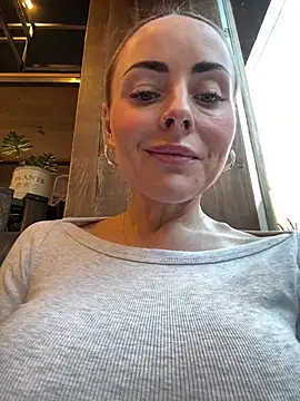 Snapshot of EmaSalis chatting on 01/19/25, 04:25 EmaSalis online show from 01/19/25, 04:25