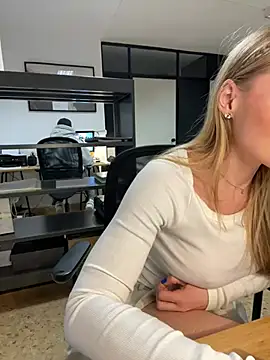 Snapshot of EmaSalis chatting on 01/21/25, 01:11 EmaSalis online show from 01/21/25, 01:11