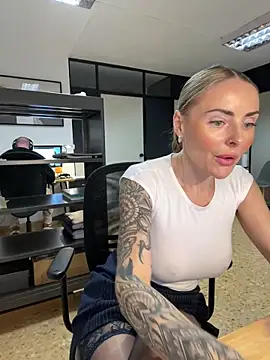 Snapshot of EmaSalis chatting on 01/27/25, 11:22 EmaSalis online show from 01/27/25, 11:22