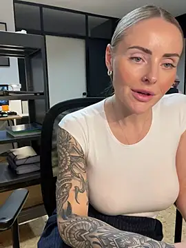 Snapshot of EmaSalis chatting on 01/27/25, 02:24 EmaSalis online show from 01/27/25, 02:24