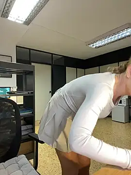 Snapshot of EmaSalis chatting on 01/29/25, 08:29 EmaSalis online show from 01/29/25, 08:29