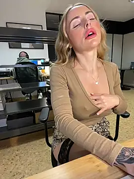 Snapshot of EmaSalis chatting on 01/30/25, 10:19 EmaSalis online show from 01/30/25, 10:19