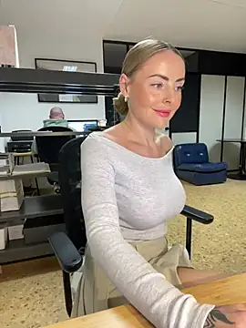 Snapshot of EmaSalis chatting on 01/31/25, 08:32 EmaSalis online show from 01/31/25, 08:32