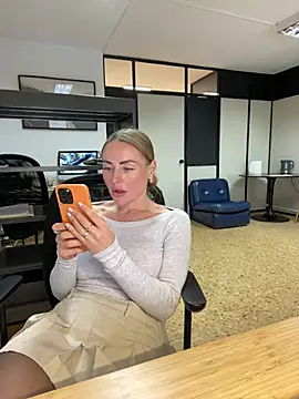 Snapshot of EmaSalis chatting on 01/31/25, 12:51 EmaSalis online show from 01/31/25, 12:51