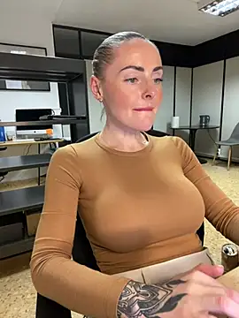 Snapshot of EmaSalis chatting on 02/01/25, 04:22 EmaSalis online show from 02/01/25, 04:22