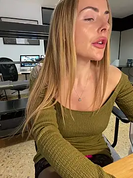 Snapshot of EmaSalis chatting on 02/05/25, 12:17 EmaSalis online show from 02/05/25, 12:17