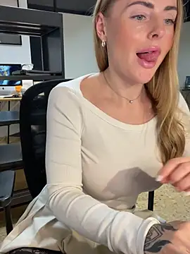 Snapshot of EmaSalis chatting on 02/10/25, 02:05 EmaSalis online show from 02/10/25, 02:05