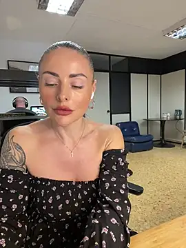 Snapshot of EmaSalis chatting on 02/11/25, 11:43 EmaSalis online show from 02/11/25, 11:43