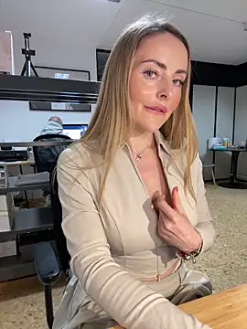 Snapshot of EmaSalis chatting on 03/03/25, 09:33 EmaSalis online show from 03/03/25, 09:33