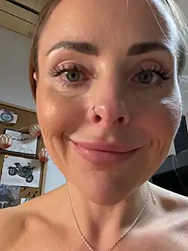 Snapshot of EmaSalis chatting on 03/04/25, 01:38 EmaSalis online show from 03/04/25, 01:38