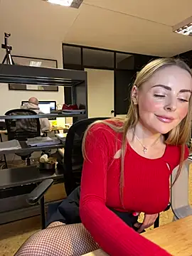 Snapshot of EmaSalis chatting on 03/06/25, 04:17 EmaSalis online show from 03/06/25, 04:17