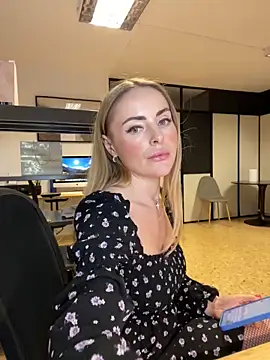 Snapshot of EmaSalis chatting on 03/07/25, 08:11 EmaSalis online show from 03/07/25, 08:11