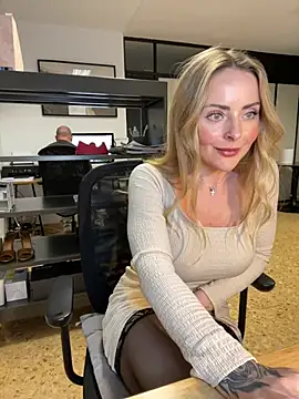 Snapshot of EmaSalis chatting on 03/21/25, 12:39 EmaSalis online show from 03/21/25, 12:39