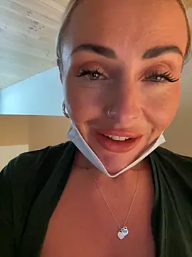 Snapshot of EmaSalis chatting on 09/10/25, 11:21 EmaSalis online show from 09/10/25, 11:21