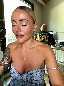 Snapshot of EmaSalis chatting on 09/11/25, 10:48 EmaSalis online show from 09/11/25, 10:48