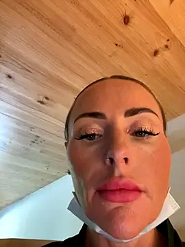 Snapshot of EmaSalis chatting on 09/15/25, 10:15 EmaSalis online show from 09/15/25, 10:15