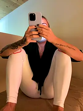 Snapshot of EmaSalis chatting on 09/19/25, 08:27 EmaSalis online show from 09/19/25, 08:27