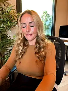 Snapshot of EmaSalis chatting on 09/22/25, 08:49 EmaSalis online show from 09/22/25, 08:49