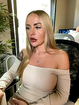 Snapshot of EmaSalis chatting on 10/09/25, 10:02 EmaSalis online show from 10/09/25, 10:02