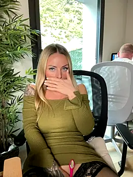 Snapshot of EmaSalis chatting on 10/14/25, 09:10 EmaSalis online show from 10/14/25, 09:10