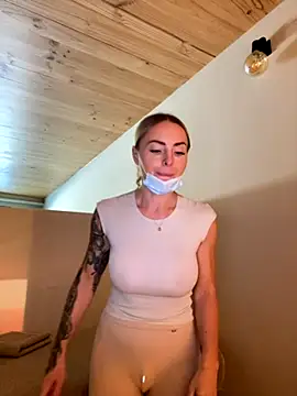 Snapshot of EmaSalis chatting on 10/17/25, 10:51 EmaSalis online show from 10/17/25, 10:51