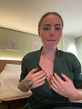 Snapshot of EmaSalis chatting on 10/27/25, 09:02 EmaSalis online show from 10/27/25, 09:02