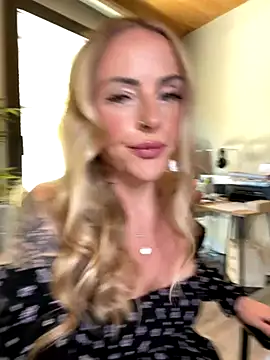 Snapshot of EmaSalis chatting on 11/04/25, 12:15 EmaSalis online show from 11/04/25, 12:15