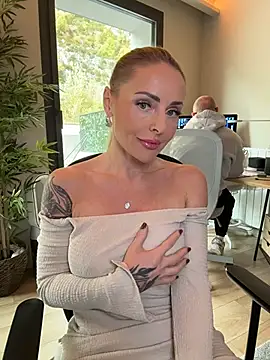 Snapshot of EmaSalis chatting on 11/10/25, 11:09 EmaSalis online show from 11/10/25, 11:09