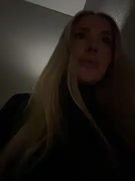 Snapshot of EmaSalis chatting on 11/16/25, 07:30 EmaSalis online show from 11/16/25, 07:30