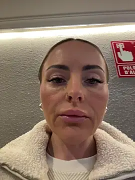 Snapshot of EmaSalis chatting on 11/17/25, 08:20 EmaSalis online show from 11/17/25, 08:20