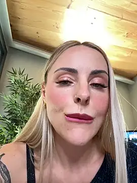 Snapshot of EmaSalis chatting on 11/19/25, 12:49 EmaSalis online show from 11/19/25, 12:49