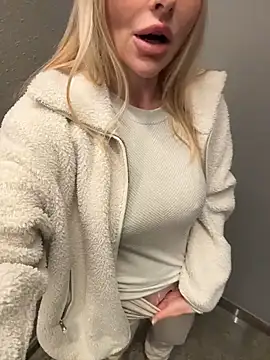 Snapshot of EmaSalis chatting on 11/27/25, 08:16 EmaSalis online show from 11/27/25, 08:16