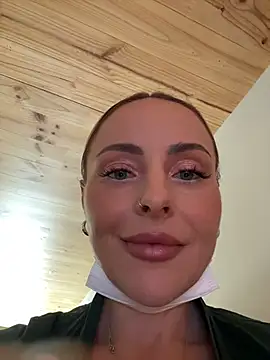 Snapshot of EmaSalis chatting on 11/28/25, 01:25 EmaSalis online show from 11/28/25, 01:25