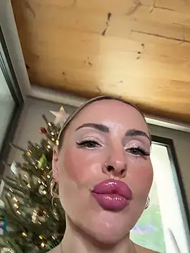 Snapshot of EmaSalis chatting on 12/15/25, 10:41 EmaSalis online show from 12/15/25, 10:41