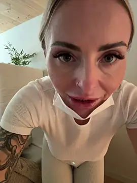 Snapshot of EmaSalis chatting on 12/19/25, 01:29 EmaSalis online show from 12/19/25, 01:29