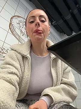 Snapshot of EmaSalis chatting on 03/04/26, 08:31 EmaSalis online show from 03/04/26, 08:31