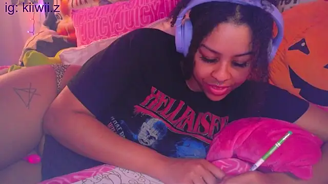 Snapshot of N1NT3NDH03 chatting on 03/04/25, 06:04 N1NT3NDH03 online show from 03/04/25, 06:04