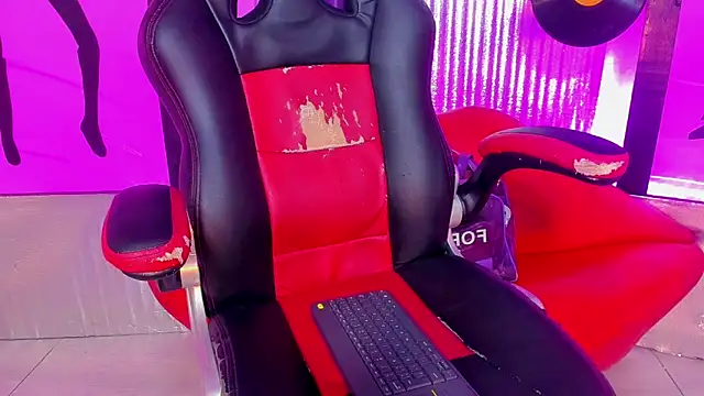 nickyminach  online show from 03/31/26, 07:36