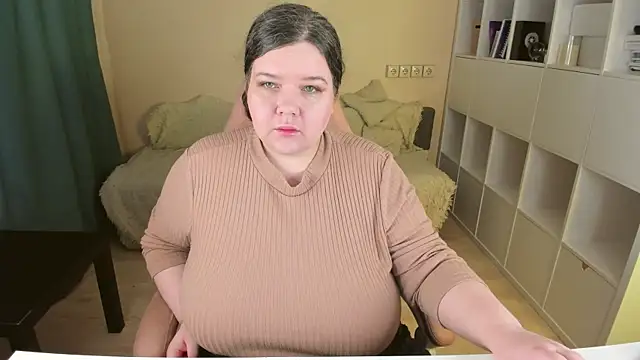 Snapshot of PlumPie chatting on 10/11/25, 10:08 PlumPie online show from 10/11/25, 10:08