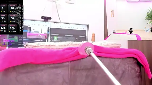 Paulina Davis  online show from 04/26/26, 12:30