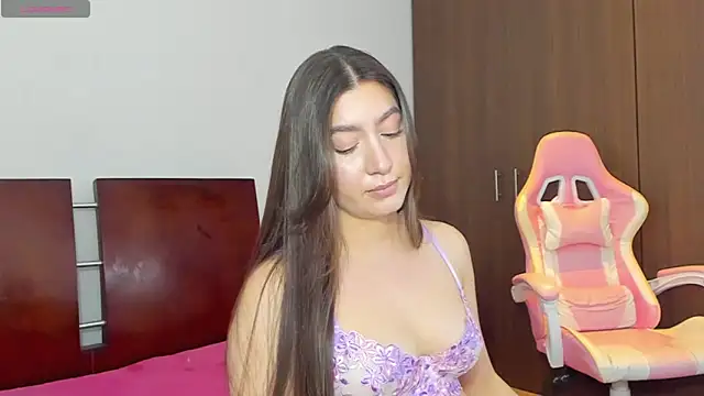 Snapshot of alice-love1 chatting on 10/01/25, 01:44 alice-love1 online show from 10/01/25, 01:44