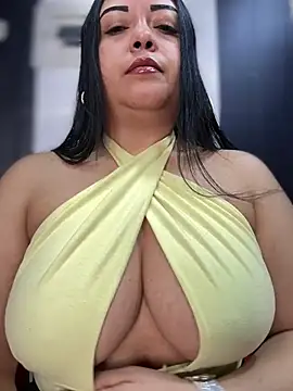 Snapshot of cami_ortiz__ chatting on 02/18/25, 05:21 cami ortiz online show from 02/18/25, 05:21
