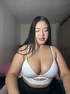Snapshot of cami_ortiz__ chatting on 03/15/25, 03:29 cami ortiz online show from 03/15/25, 03:29