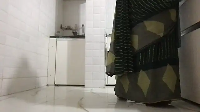 Snapshot of Riyasingh9 chatting on 11/18/25, 04:17 Riyasingh9 online show from 11/18/25, 04:17